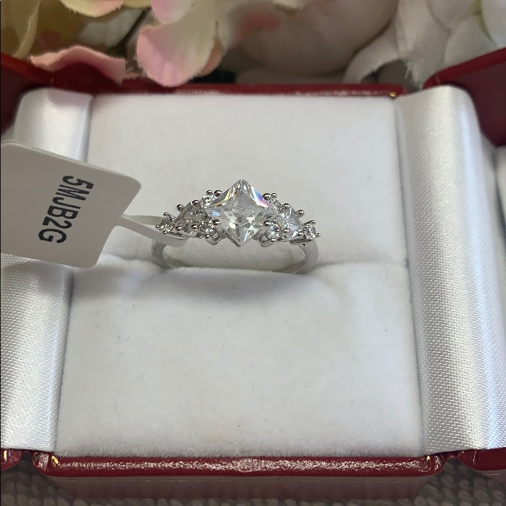 NWT super sparkly ring size 8